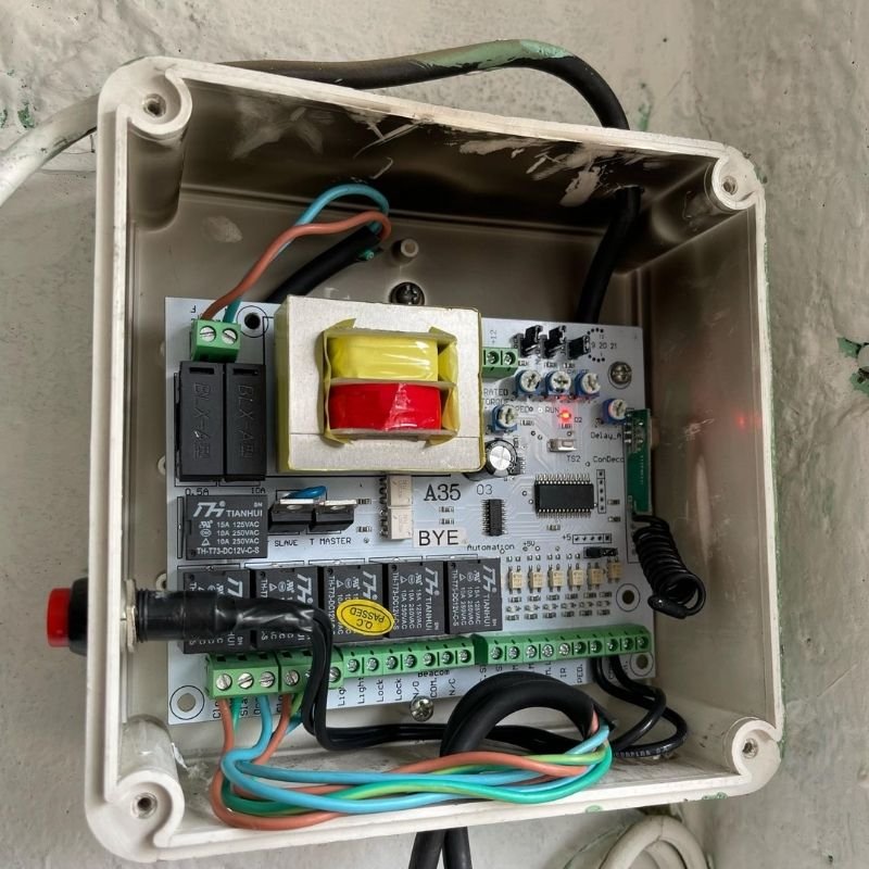 El control no lo abre · la señal no llega — Reconfiguración de placa controladora en portón levadizo. Reparación de placa quemada y agregado de botonera para operar el portón además del control remoto. Trabajo realizado por HERREELEC.
